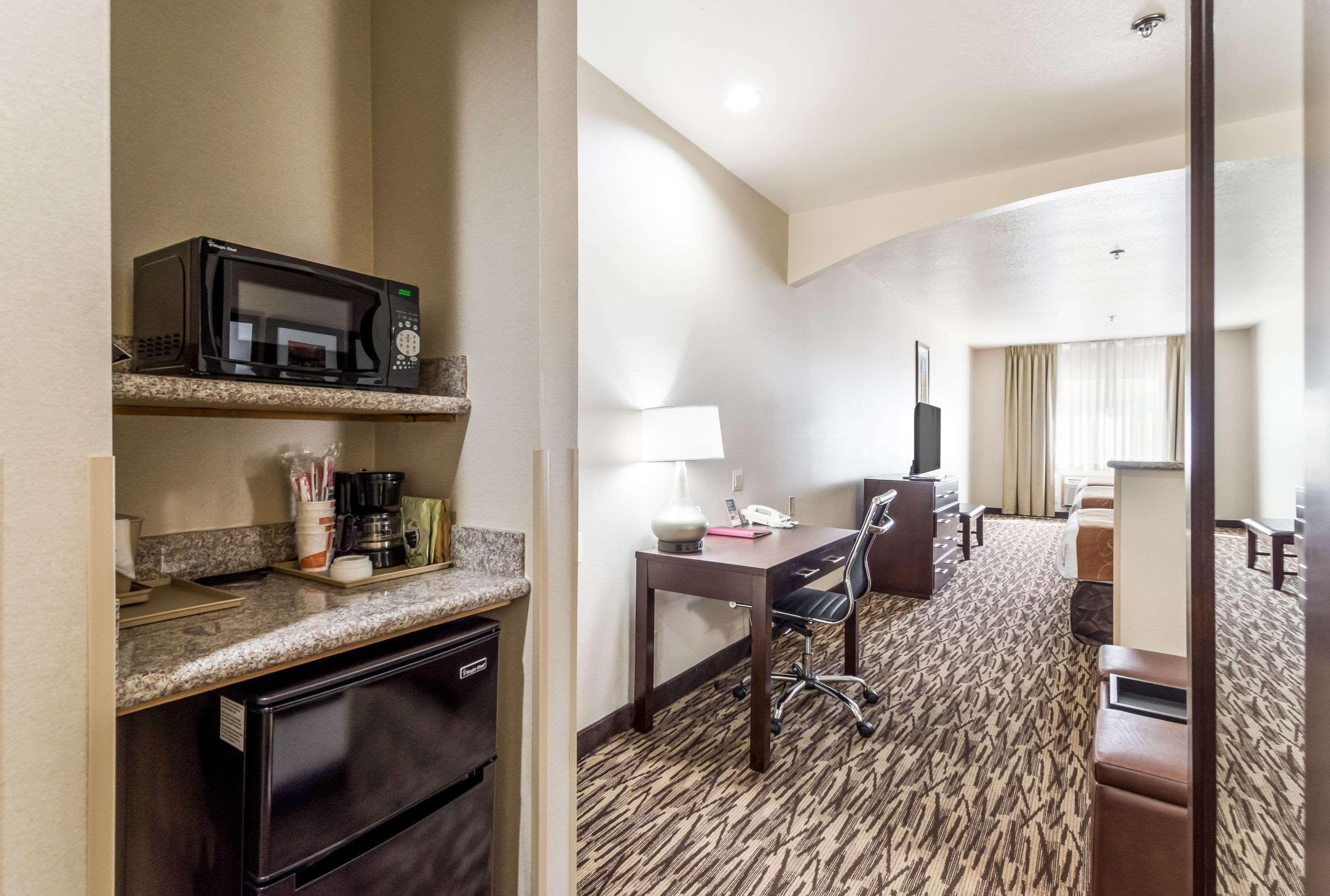 Comfort Suites Portland Airport Bagian luar foto