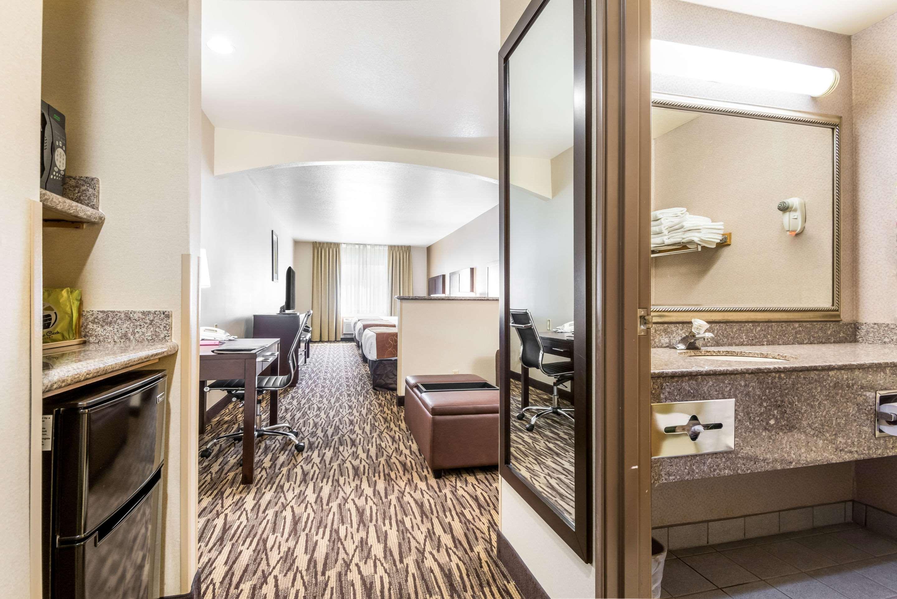 Comfort Suites Portland Airport Bagian luar foto