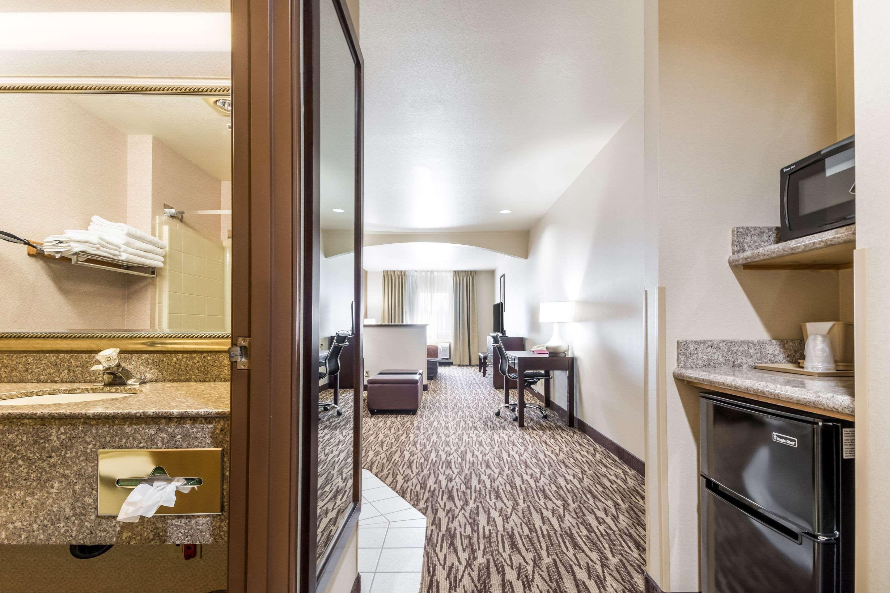 Comfort Suites Portland Airport Bagian luar foto