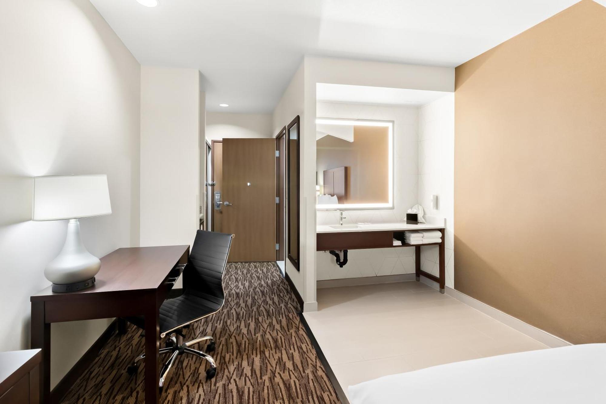 Comfort Suites Portland Airport Bagian luar foto