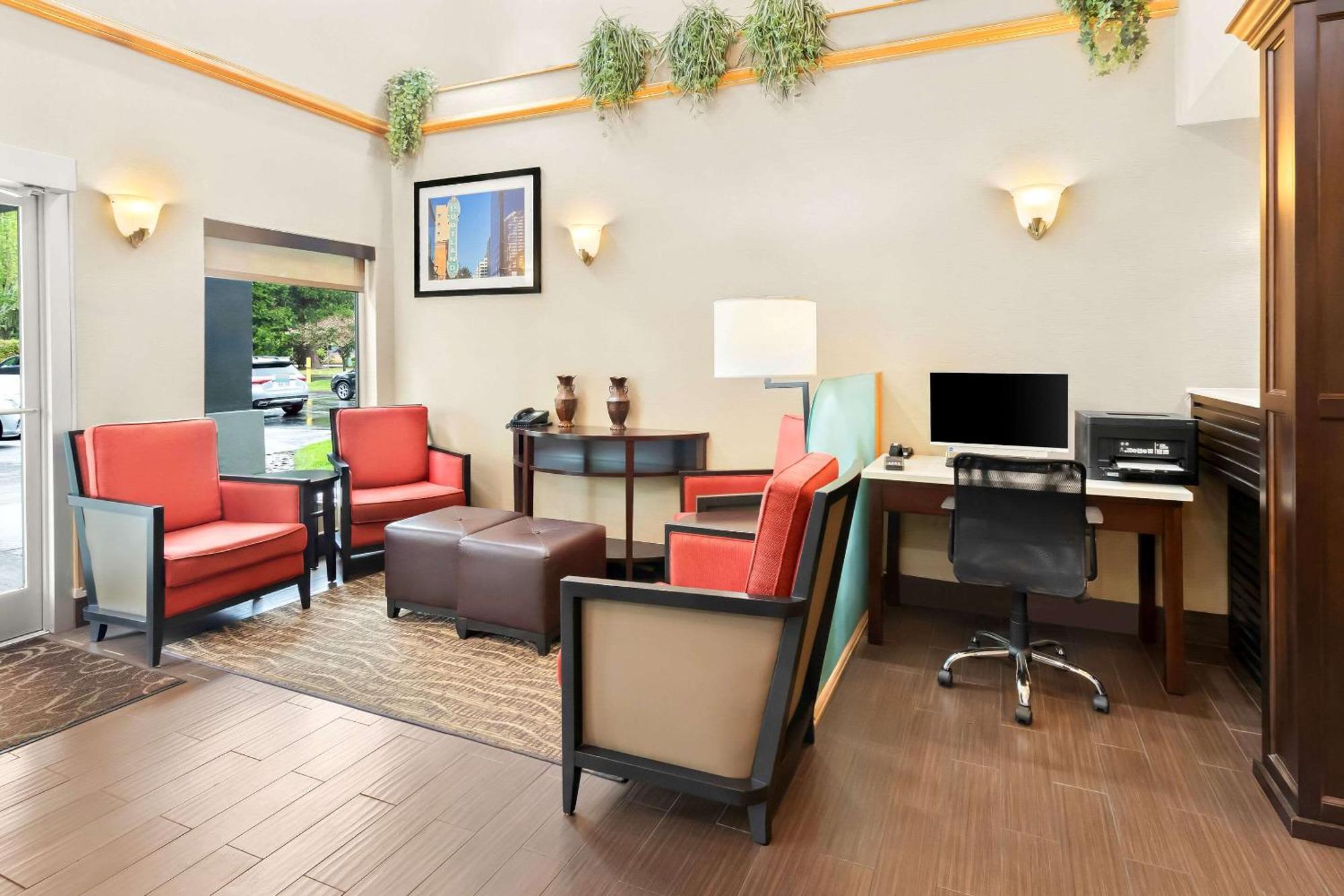 Comfort Suites Portland Airport Bagian luar foto